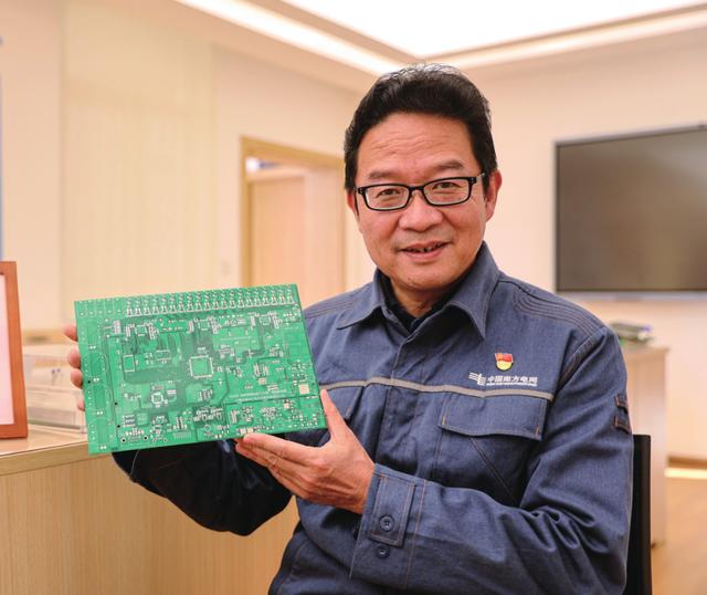 李輝:扎根電力一線(xiàn)32年的“追光者”