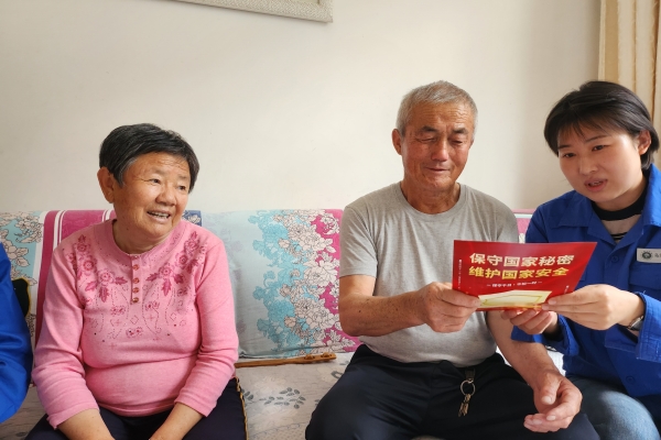 內(nèi)蒙古電力公司烏海千里山供電公司黨支部、工會、團支部（青工委）開展“蒙電愛心光明行”保密宣傳活動