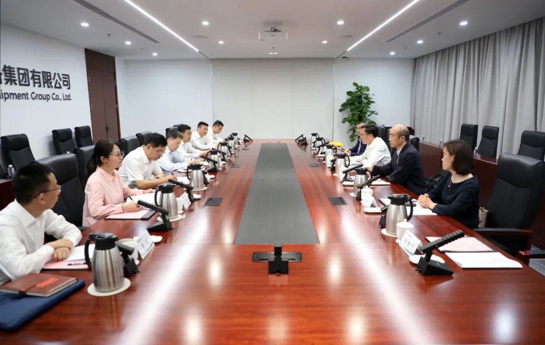 中國電氣裝備黨委副書記、總經(jīng)理周群會(huì)見上海市經(jīng)信委副主任湯文侃