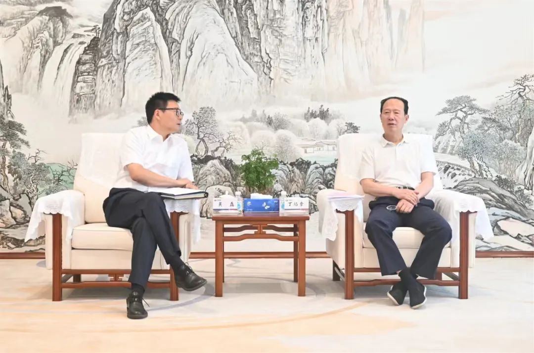 中國(guó)電建黨委書記、董事長(zhǎng)丁焰章與上海電氣集團(tuán)黨委書記、董事長(zhǎng)吳磊會(huì)談