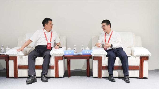 吳云與中國科學(xué)院院士、中國氫能聯(lián)盟戰(zhàn)略指導(dǎo)委員會委員、廈門大學(xué)教授鄭南峰座談