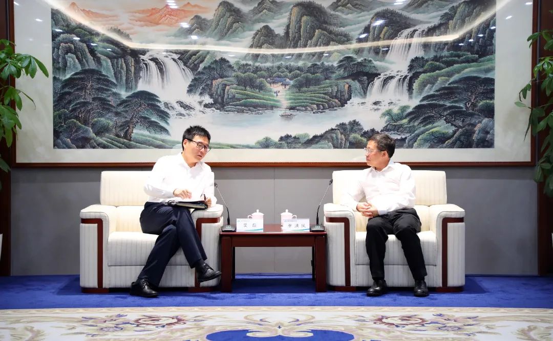 中國電氣裝備黨委書記、董事長李洪鳳會(huì)見上海電氣集團(tuán)黨委書記、董事長吳磊