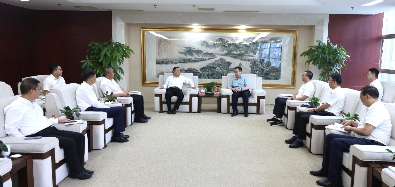 大唐四川公司黨委書記、董事長梁華與中建八局西南分公司黨委書記、董事長李彪會談