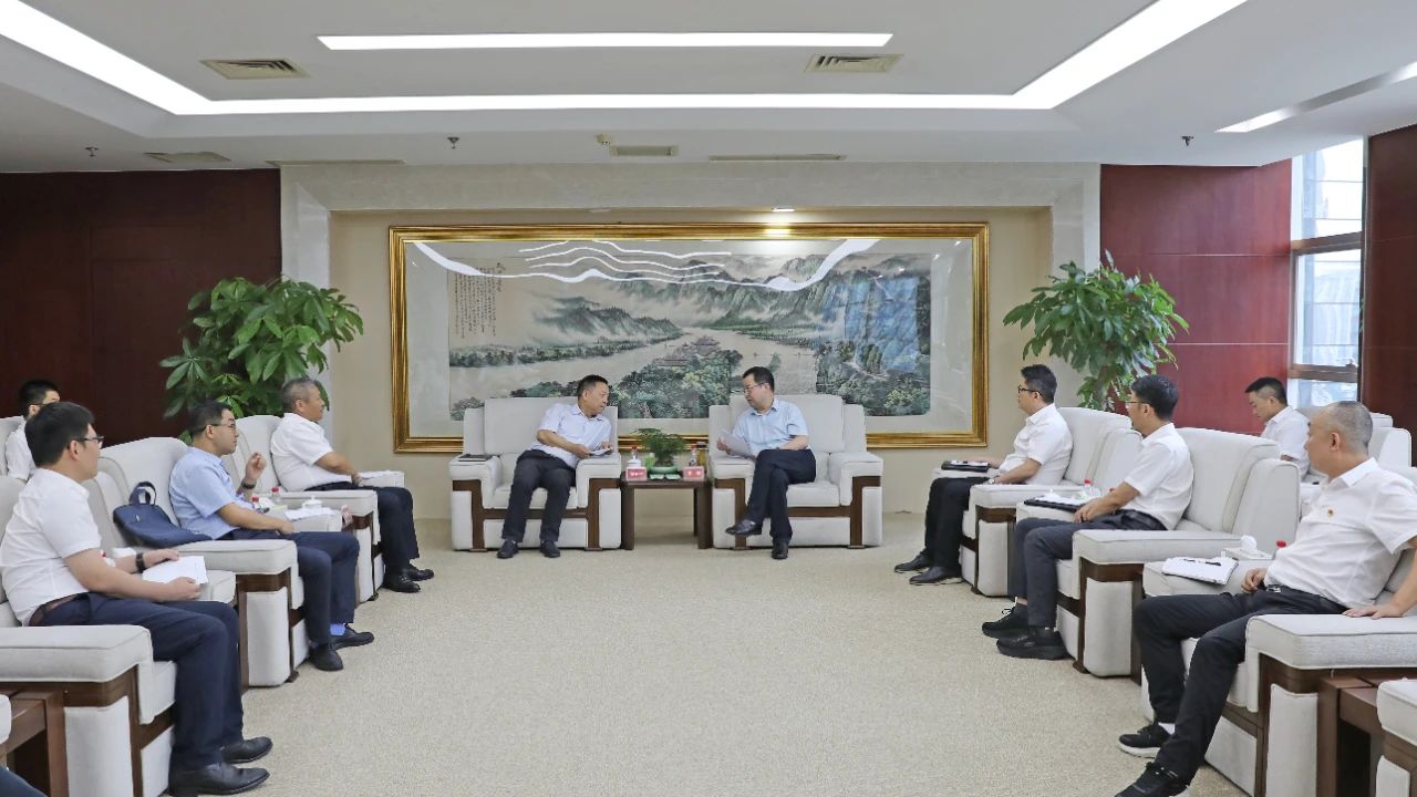 大唐四川公司黨委書記、董事長(zhǎng)梁華與水電十局黨委書記、董事長(zhǎng)范開平會(huì)談