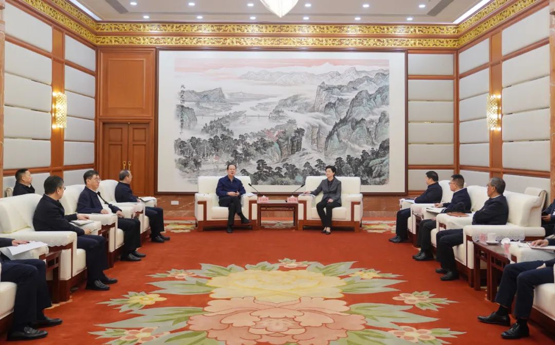 中國(guó)電建黨委書(shū)記、董事長(zhǎng)丁焰章拜會(huì)四川省委副書(shū)記、省長(zhǎng)施小琳