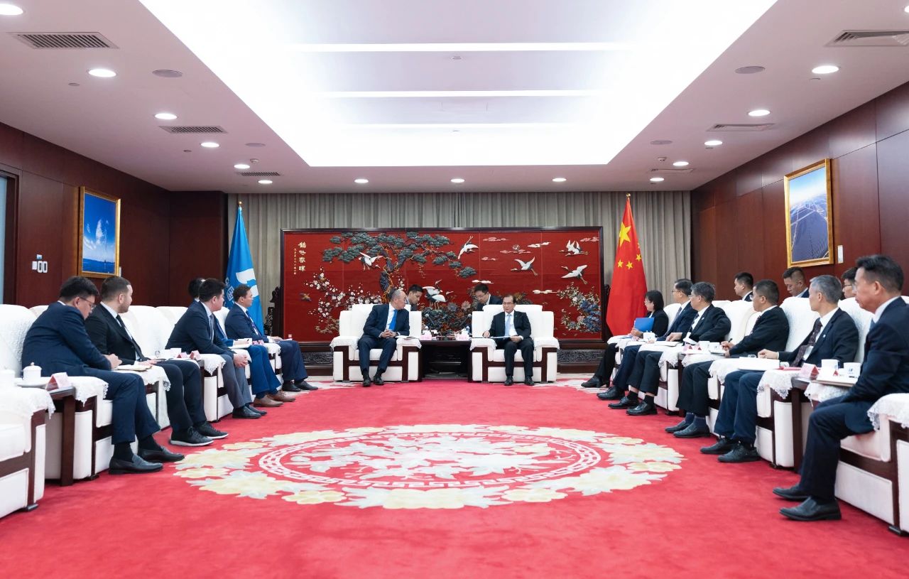 華電集團(tuán)董事長(zhǎng)、黨組書記江毅與哈薩克斯坦工業(yè)和建設(shè)部部長(zhǎng)哈納特·沙爾拉帕耶夫會(huì)談