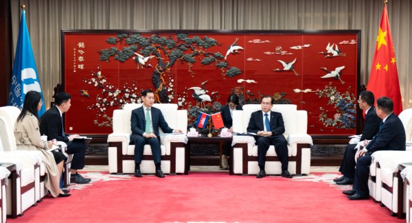 華電集團董事長、黨組書記江毅與柬埔寨礦能部部長高·洛塔納會談