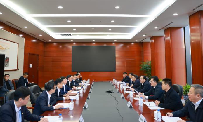 中國能建黨委委員、總經(jīng)濟(jì)師周小能與呼倫貝爾市委書記王旺盛會談