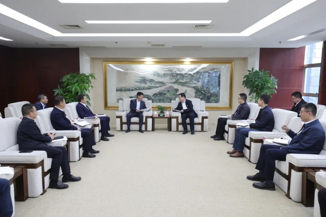 大唐四川公司黨委書記、董事長(zhǎng)梁華與中能建西南區(qū)域總部黨委書記、總經(jīng)理，中能建西南投資公司黨委書記、董事長(zhǎng)鄒小川會(huì)談