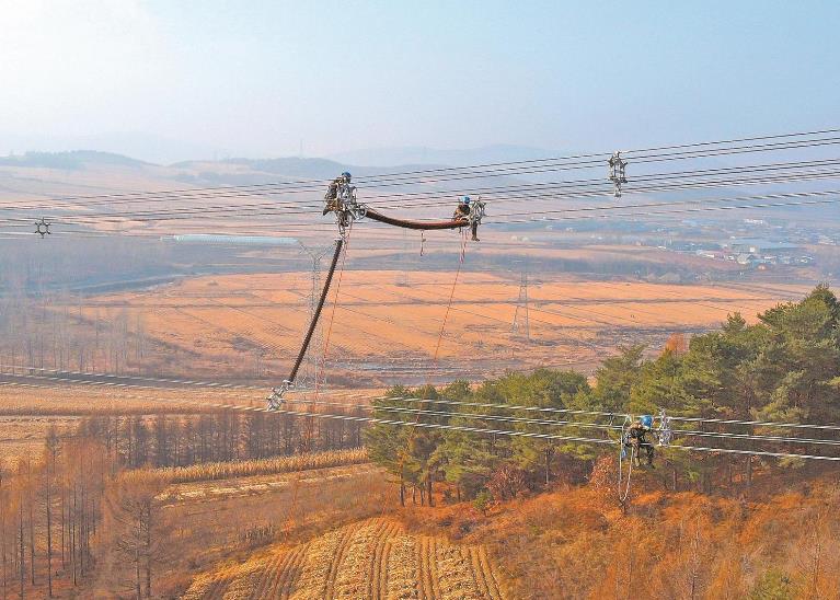 黑龍江抗冰防舞動(dòng)， 超高壓線路裝上間隔棒