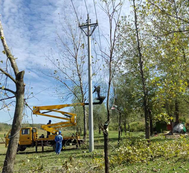 清鎮(zhèn)供電局清理樹障 為電網(wǎng)設備迎峰度冬保駕護航
