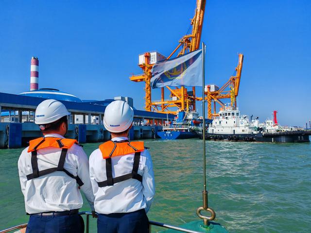 5000噸級電煤船首靠湛江，海事部門保障護航