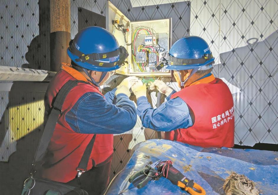 甘肅省古浪縣:合作社冷庫(kù)深夜斷電 供電員工幫忙處置