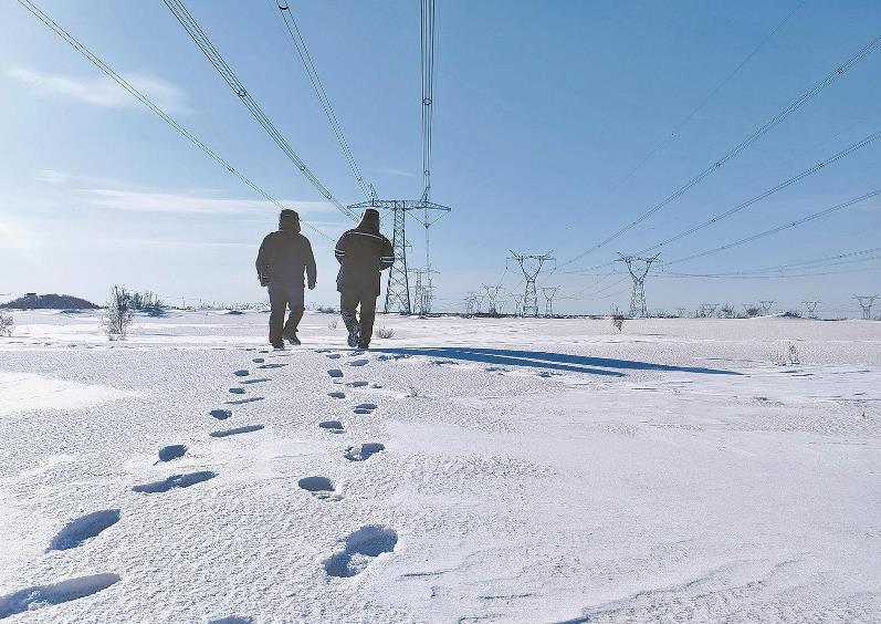 國(guó)網(wǎng)新疆電力公司強(qiáng)化特高壓線(xiàn)路冬季特巡特護(hù)