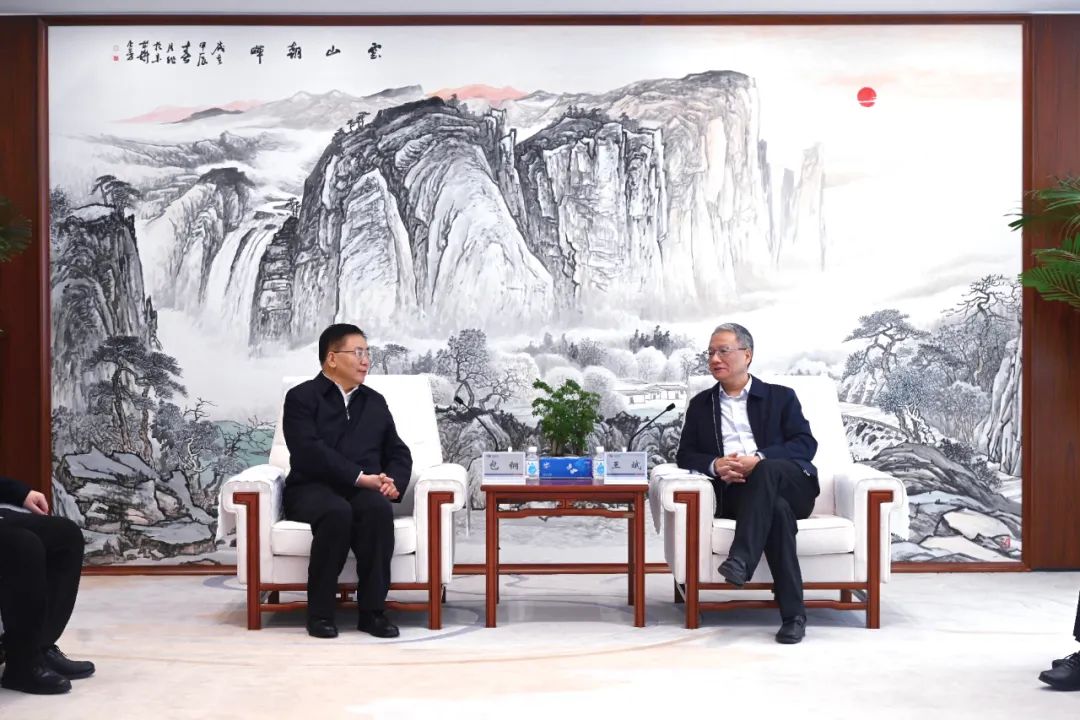 中國(guó)電建黨委副書(shū)記、總經(jīng)理王斌與內(nèi)蒙古自治區(qū)黨委常委、呼和浩特市委書(shū)記包鋼會(huì)談