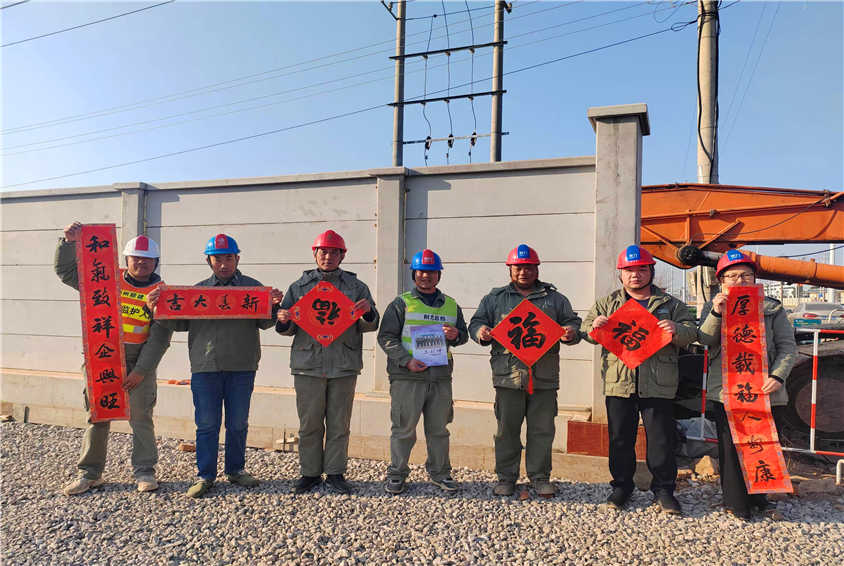 湖北荊力總包公司開展走進重點工程項目部，送文化到工地一線慰問活動