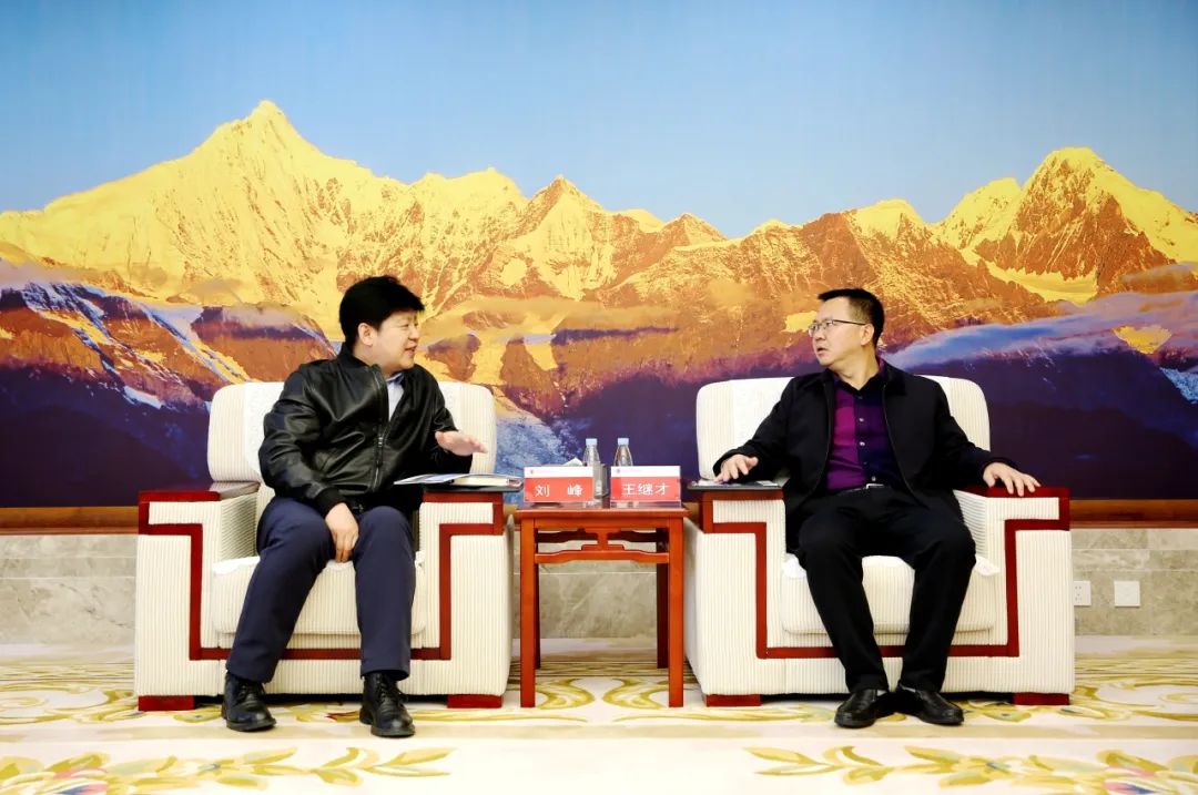 大唐云南公司黨委書記、董事長王繼才與華為中國區(qū)數(shù)字能源業(yè)務(wù)部副總裁劉峰會談