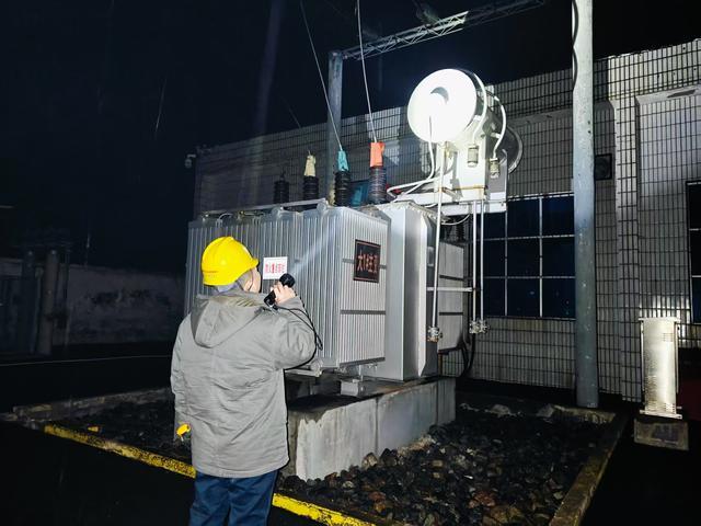 國網(wǎng)偃師供電公司全力應(yīng)對風(fēng)雪，確保供電穩(wěn)定