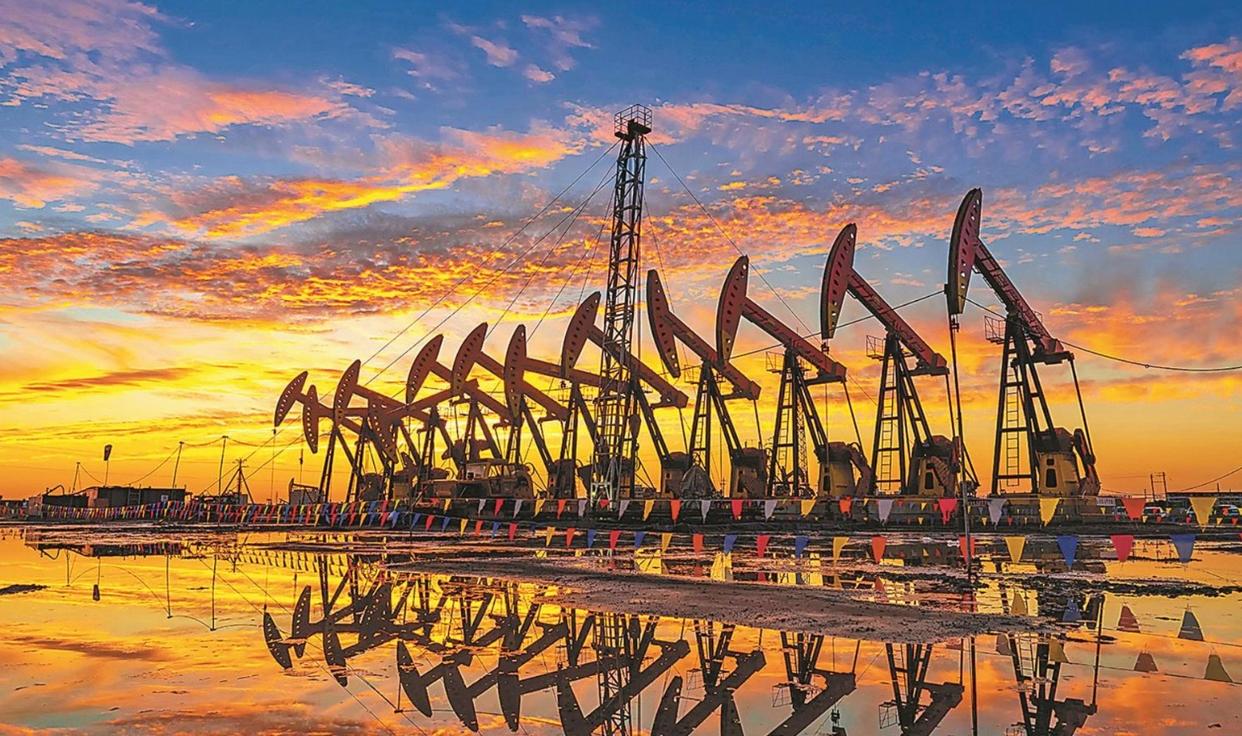 兩大能源機構(gòu)下調(diào)今年石油供應過剩預期，油價全年怎么走