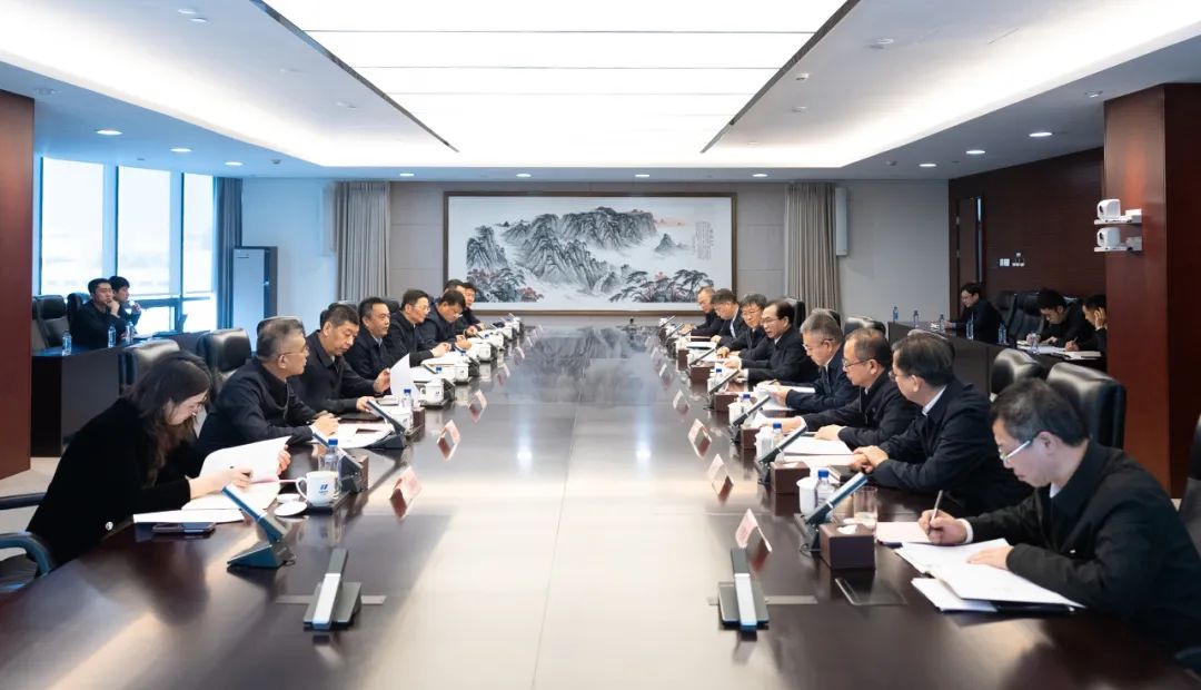 華電集團(tuán)董事長(zhǎng)江毅、總經(jīng)理葉向東與哈電集團(tuán)董事長(zhǎng)曹志安、總經(jīng)理黃偉舉行會(huì)談