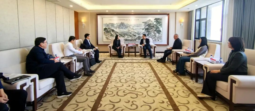 中國(guó)農(nóng)業(yè)銀行吉林省分行黨委委員、副行長(zhǎng)兼長(zhǎng)春分行黨委書(shū)記、行長(zhǎng)曹紅一行拜訪華電吉林公司