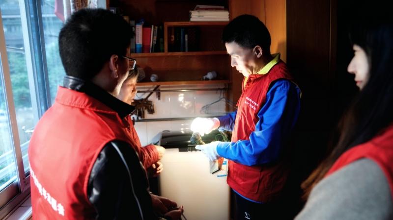 國網(wǎng)浙江物資公司電力青年主動上門服務(wù)，“電暖”千萬家