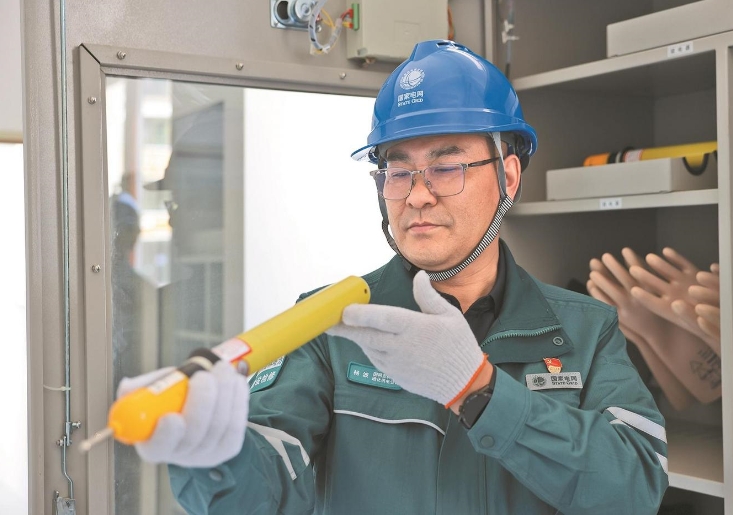 鄉(xiāng)親們的燈亮了，我的心就踏實了——記全國勞動模范楊波