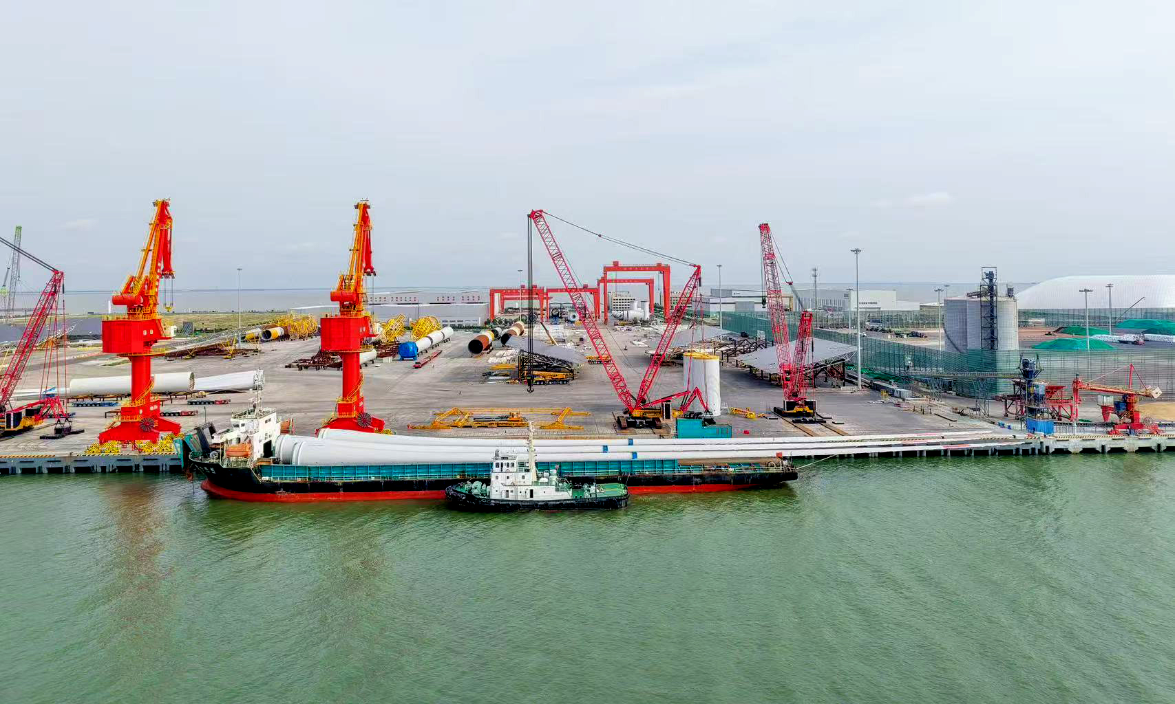 全球最長葉片、全球最重機艙順利運抵港口