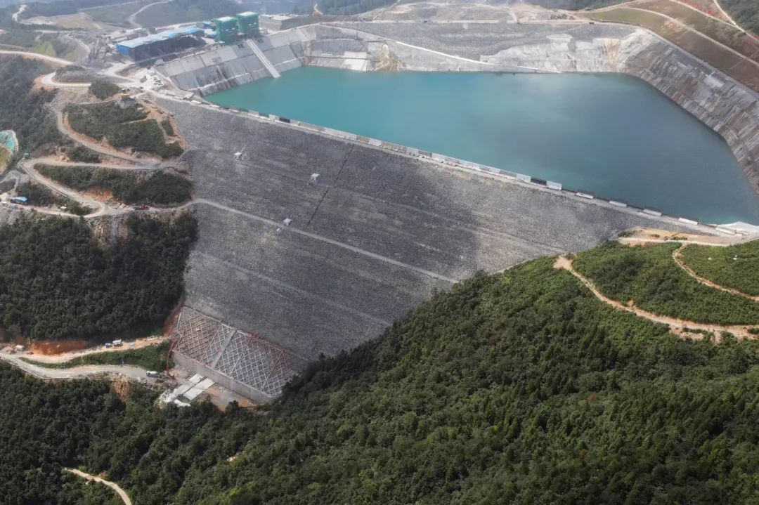 天臺抽水蓄能電站 國內(nèi)首次大規(guī)模應(yīng)用1000兆帕級高強鋼壓力鋼管安裝成功