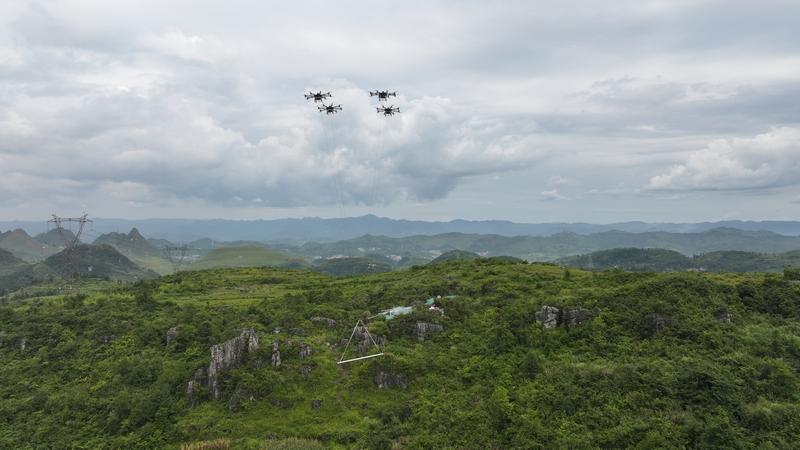 重載無(wú)人機(jī)四機(jī)聯(lián)吊首次運(yùn)用于貴州省220千伏輸電線路施工現(xiàn)場(chǎng)