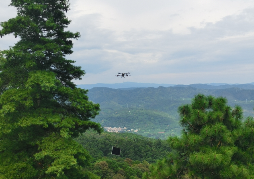 無人機(jī)“飛”越陡坡，山地光伏施工提速