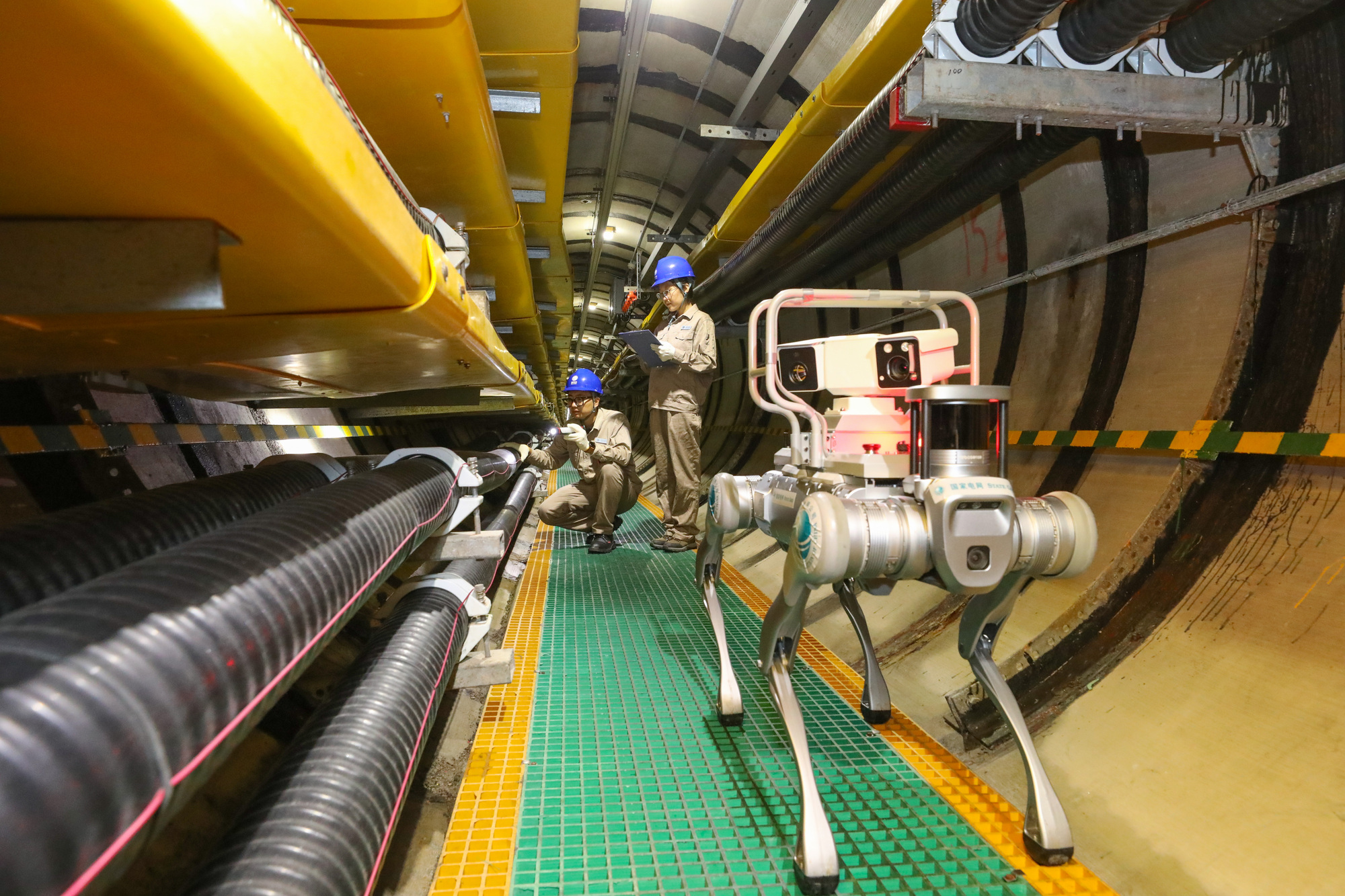 國網(wǎng)天津電纜公司應(yīng)用四足巡檢機(jī)器巡檢電纜隧道