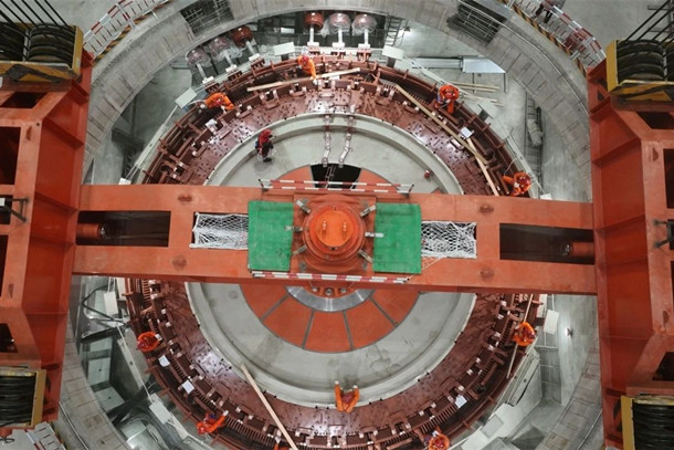 雙江口水電站首臺(tái)機(jī)組主體結(jié)構(gòu)安裝完成